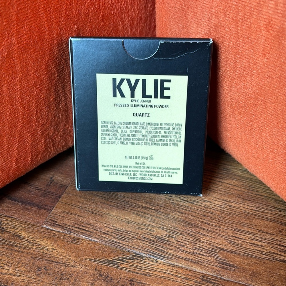 Kylie Jenner Pressed Illuminating Powder in “Quartz” - Picture 1 of 3